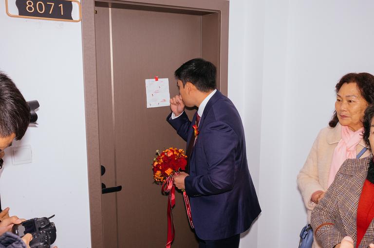 The groom evaluating the five different lipstick marks.