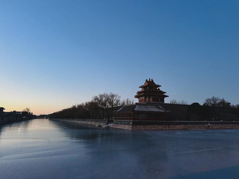 The last run of the year circled the Forbidden City in Beijing for 9.55 miles. Most of the run was normal but when trying to head back to my hotel I foolishly looped around the entire perimeter of a major government compound. There were armed military and police patrols everywhere and it was a slog getting through eight security checkpoints in the space of a few miles. I only found out later this was Zhongnanhai (中南海) that houses the leadership of the Chinese Communist Party and the State Council. I’m definitely on some watch list.