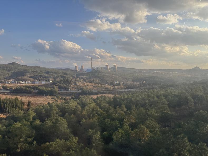 As the train ride progressed into the late afternoon and evening it created a bronze sheen to the entire southern region. Combined with the hills, clearer air, and vibrant vegetation it was entirely unfair to frozen Beijing.