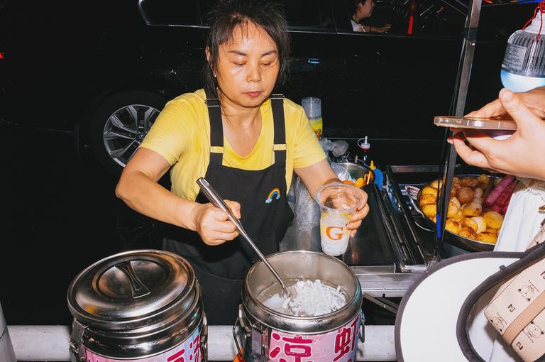 A street vendor on the Qiansimen Bridge (千厮门大桥).