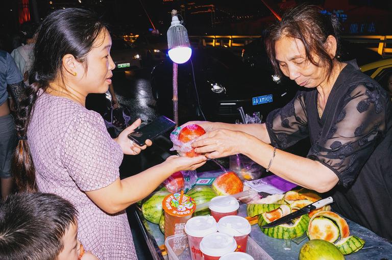A street vendor on the Qiansimen Bridge (千厮门大桥).