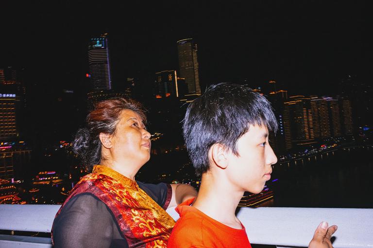 People on the Qiansimen Bridge (千厮门大桥).