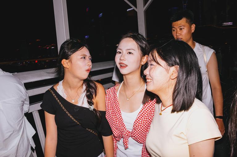 People on the Qiansimen Bridge (千厮门大桥).