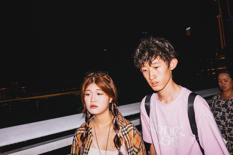 People on the Qiansimen Bridge (千厮门大桥).