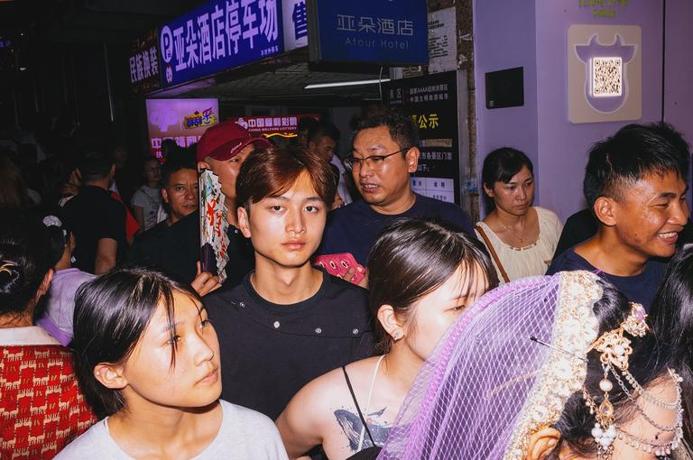 On the street above the Hongyadong Folk Custom Scene Area (洪崖洞民俗风貌区).