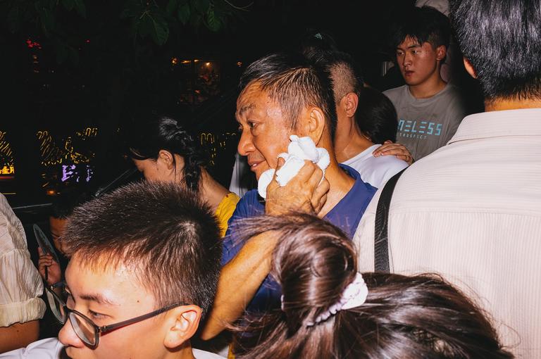 On a crowded pedestrian overpass near Chongqing&rsquo;s Times Square (时代广场).