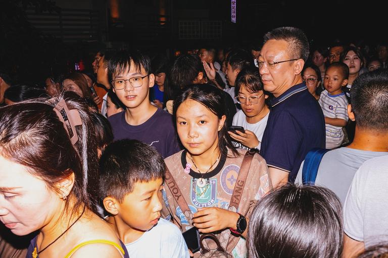 On a crowded pedestrian overpass near Chongqing&rsquo;s Times Square (时代广场).