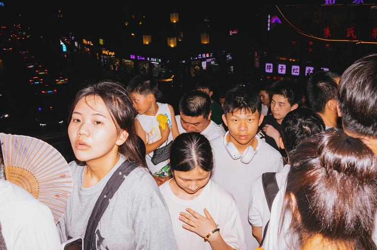 On a crowded pedestrian overpass near Chongqing&rsquo;s Times Square (时代广场).