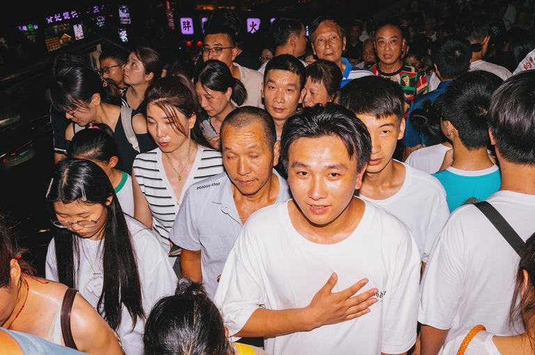 On a crowded pedestrian overpass near Chongqing&rsquo;s Times Square (时代广场).