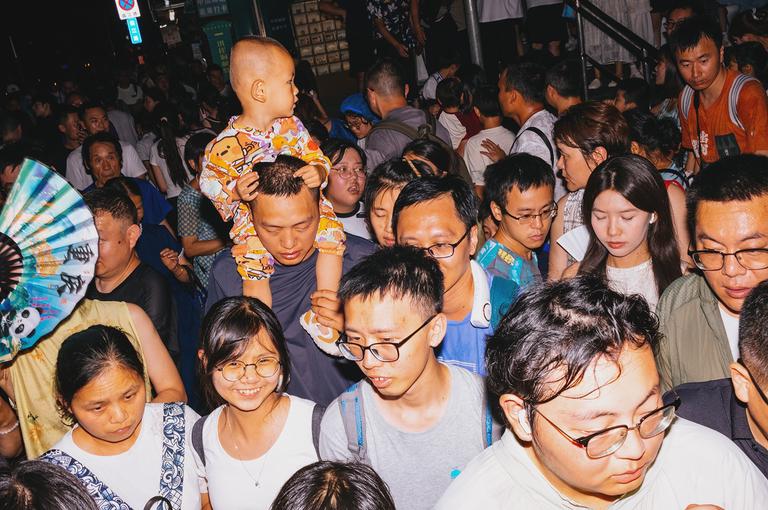 On a crowded pedestrian overpass near Chongqing&rsquo;s Times Square (时代广场).