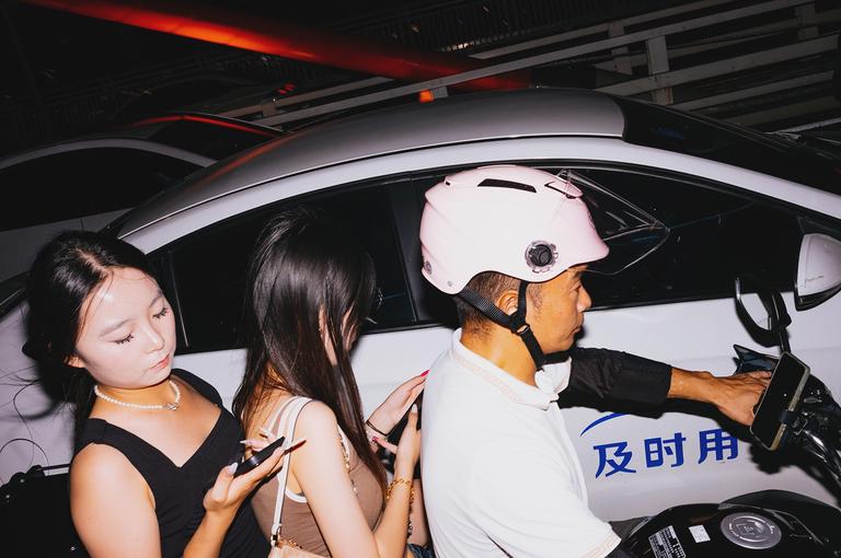 Traffic on the Qiansimen Bridge (千厮门大桥).