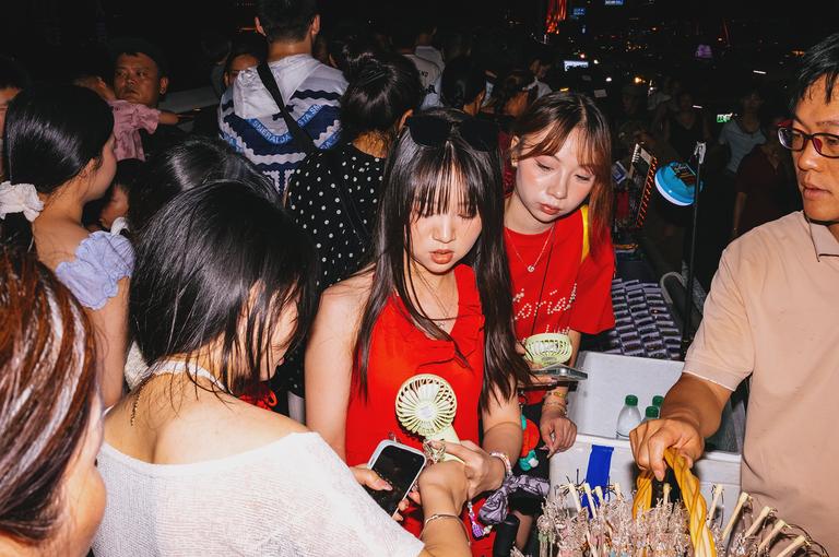 A street vendor on the Qiansimen Bridge (千厮门大桥).