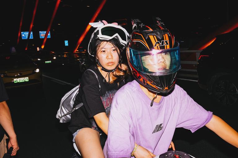 Traffic on the Qiansimen Bridge (千厮门大桥).